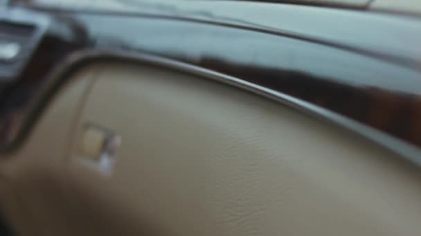 車のエアコンボタンを調整する手の閉まり 自動車の空調システムを使う男 車の中でデュアル気候制御 高級車のインテリア 4Kビデオ — ストック動画