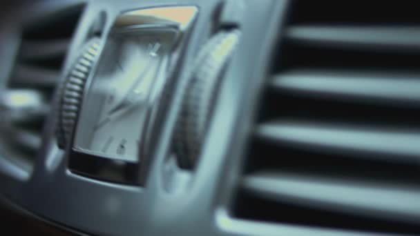 在豪华轿车仪表盘上的时钟 豪华汽车的内部 4K视频 — 图库视频影像