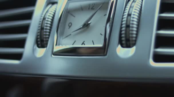Lüks Bir Arabadaki Gösterge Panelinde Saat Lüks Araba Mekanı Video — Stok video