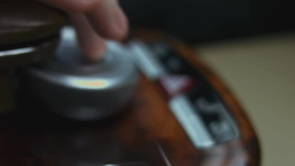 ドライバーの指は 車の光沢のあるダッシュボード上の危険警告ボタンを押します ボタンが赤く点滅する 高級車のインテリア 閉鎖だ 4Kビデオ — ストック動画