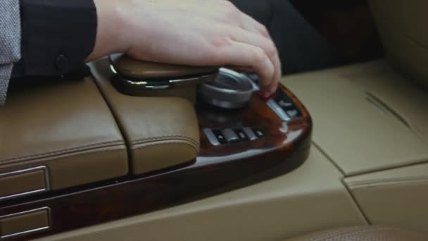 ドライバーの指は 車の光沢のあるダッシュボード上の危険警告ボタンを押します ボタンが赤く点滅する 高級車のインテリア 閉鎖だ 4Kビデオ — ストック動画