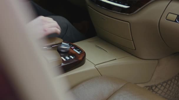 Sürücüler Arabanın Parlak Gösterge Panelindeki Tehlike Uyarısı Tuşuna Basıyorlar Düğme — Stok video