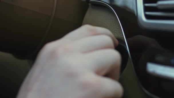 Arabasını Anahtarla Çalıştıran Bir Erkeğin Yakın Çekimi Lüks Araba Mekanı — Stok video