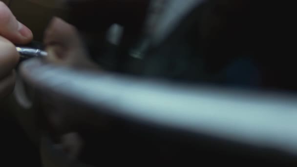 Close Uma Mão Masculina Iniciando Seu Carro Com Uma Chave — Vídeo de Stock