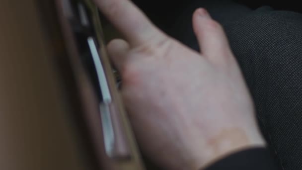 車内の電動シート調整のための制御ボタンを押す男性の手のクローズアップビュー 内部ドアシートはボタンスイッチを調整します 4Kビデオ — ストック動画