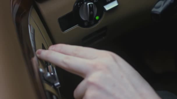 男性手按下控制按钮调整车内电椅位置的特写 室内门座调整按钮开关 4K视频 — 图库视频影像