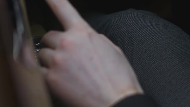 Eine Nahaufnahme Der Männlichen Hand Die Die Steuerungstasten Für Die — Stockvideo