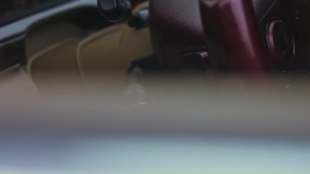 Közelkép Férfi Kézről Amint Megnyomja Vezérlőgombokat Elektromos Ülés Beállításához Autóban — Stock videók