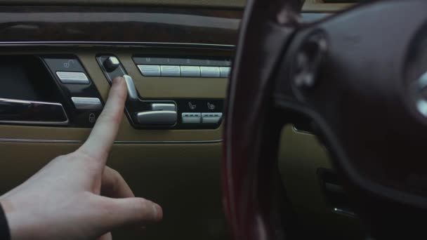 車の中で 制御ボタンと電動シート調整のクローズアップビュー 内部ドアシートはボタンスイッチを調整します 4Kビデオ — ストック動画