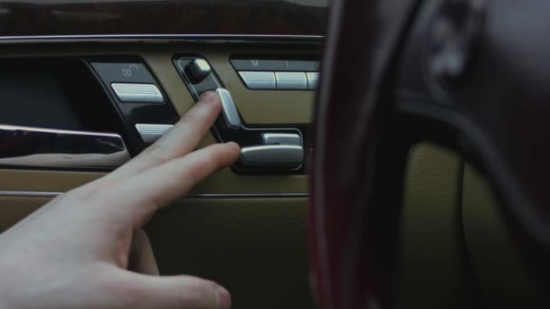車の中で 制御ボタンと電動シート調整のクローズアップビュー 内部ドアシートはボタンスイッチを調整します 4Kビデオ — ストック動画