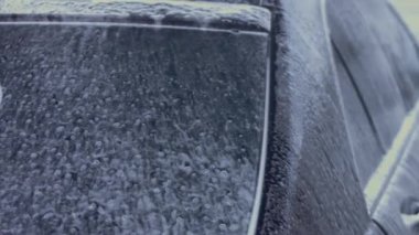 Oto yıkama, oto yıkama, yukarıdan görüş. Yerden köpük boşalıyor. 4K video.