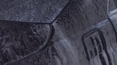 Oto yıkama, oto yıkama, yukarıdan görüş. Yerden köpük boşalıyor. 4K video.