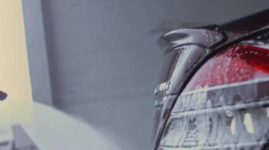 Oto yıkama, oto yıkama, yukarıdan görüş. Yerden köpük boşalıyor. 4K video.