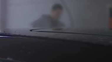 Oto yıkama, oto yıkama, yukarıdan görüş. Yerden köpük boşalıyor. 4K video.