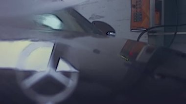 Oto yıkama, oto yıkama, yukarıdan görüş. Yerden köpük boşalıyor. 4K video.