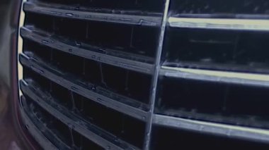 Oto yıkama, oto yıkama, yukarıdan görüş. Yerden köpük boşalıyor. 4K video.