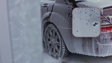 Oto yıkama, oto yıkama, yukarıdan görüş. Yerden köpük boşalıyor. 4K video.