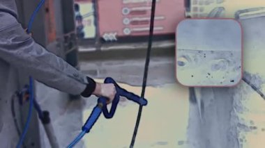 Vitiligo 'su olan genç stil sahibi bir adam oto yıkamada araba temizlemek için yüksek basınçlı jet suyu kullanıyor. 4K video.