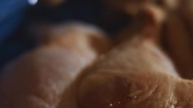 Eldivenli ellerin yakın plan görüntüsü tavuk bacağını bir kutudan ayrı plastik poşetlere paketliyor. Evde daha fazla kullanılmak üzere dondurulmuş etin süreci. 4K video.
