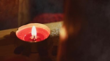 Üç yanan çay lambası mumu. Mumlarla güzel bir atmosfer yaratmak. 4K video.