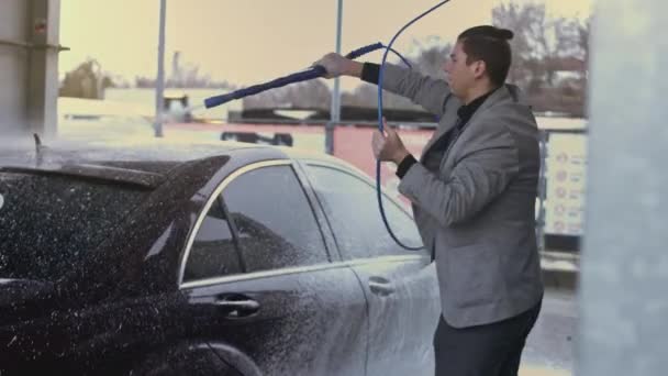 Vitiligo Olan Genç Stil Sahibi Bir Adam Oto Yıkamada Araba — Stok video