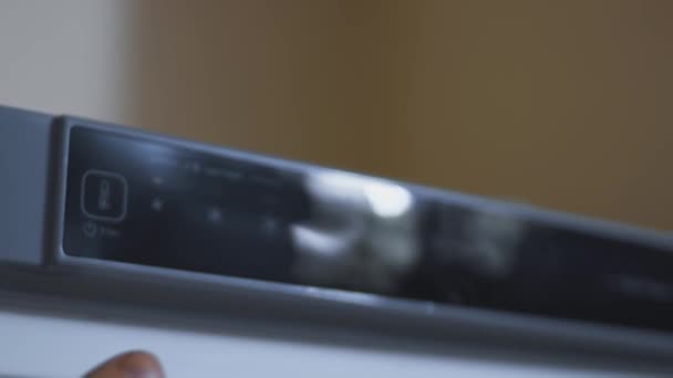 Elektronische Steuerung Auf Einem Touchpanel Einer Gefriertruhe Warnblinker Modernes Tiefkühlkonzept — Stockvideo