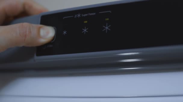 Elektronische Steuerung Auf Einem Touchpanel Einer Gefriertruhe Warnblinker Modernes Tiefkühlkonzept — Stockvideo