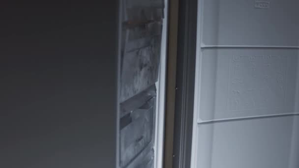 냉동기의 패널에서 경고깜빡이는 현대식 냉동실 비디오 — 비디오