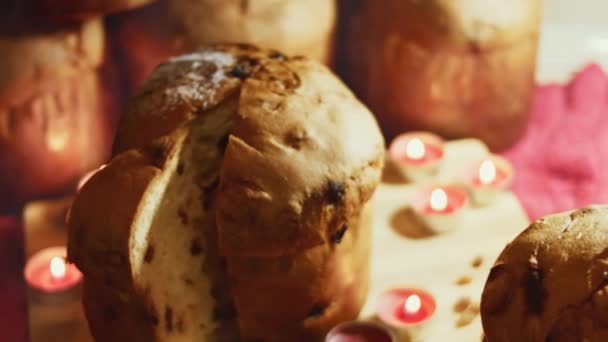 ドライフルーツとクリスマスのための伝統的なイタリアのペストリー 甘いお祝いのパンミラノのパネトーネ 切り取られた後 板の上に敷くパネトーネのスライス 高品質4K映像 — ストック動画