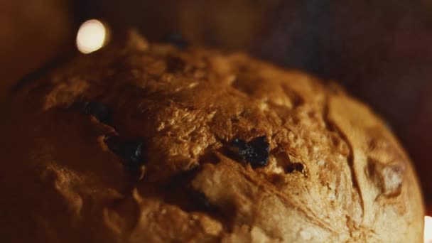 ドライフルーツとクリスマスのための伝統的なイタリアのペストリー 甘いお祝いのパンミラノのパネトーネ 高品質4K映像 — ストック動画