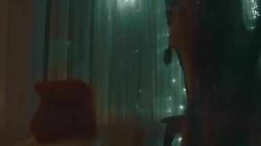 Noel tatili için evlerini dekore eden aile. Güzel mutlu kızlar ışıklarla oynayıp sarılıyorlar. Mutlu Noeller ve mutlu tatiller. Mutlu aile zamanları..