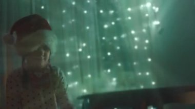 Noel tatili için evlerini dekore eden aile. Güzel mutlu kızlar ışıklarla oynayıp sarılıyorlar. Mutlu Noeller ve mutlu tatiller. Mutlu aile zamanları..