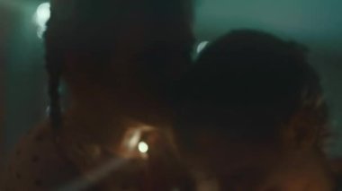 Noel tatili için evlerini dekore eden aile. Güzel mutlu kızlar ışıklarla oynayıp sarılıyorlar. Mutlu Noeller ve mutlu tatiller. Mutlu aile zamanları..