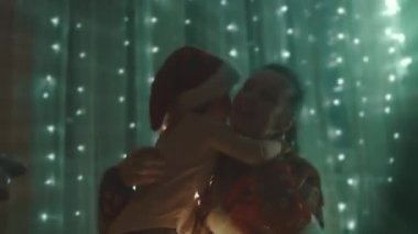 Noel tatili için evlerini dekore eden aile. Güzel mutlu kızlar ışıklarla oynayıp sarılıyorlar. Mutlu Noeller ve mutlu tatiller. Mutlu aile zamanları..