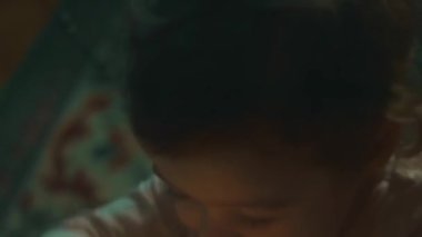 Noel tatili için evlerini dekore eden aile. Güzel mutlu kızlar ışıklarla oynayıp sarılıyorlar. Mutlu Noeller ve mutlu tatiller. Mutlu aile zamanları..