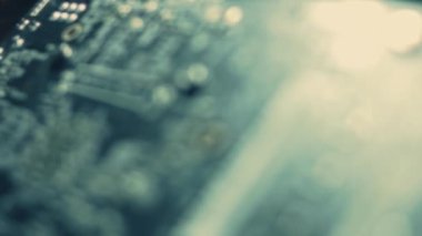 Mühendislerin GPU grafik kartındaki tornavidayla vidaları vidalamalarının makro görüntüsü. Sanatsal çekim. 4K video.