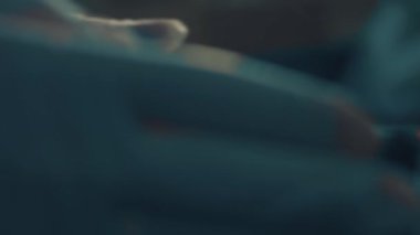 Mühendislerin GPU grafik kartındaki tornavidayla vidaları vidalamalarının makro görüntüsü. Sanatsal çekim. 4K video.