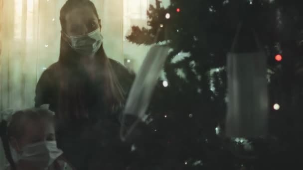 Femme Enceinte Ses Enfants Médecine Masques Protecteurs Décorent Arbre Noël — Video