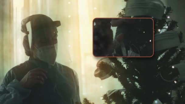 Detailní Záběr Smutného Lékaře Ochranném Obleku Hledí Zdobí Vánoční Stromek — Stock video
