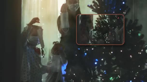 防護服とバイザーの悲しい医者のクローズアップは 医療マスクでクリスマスツリーを飾ります その後 マスクを涙し 装飾品で飾る クリスマスと新年を祝う — ストック動画