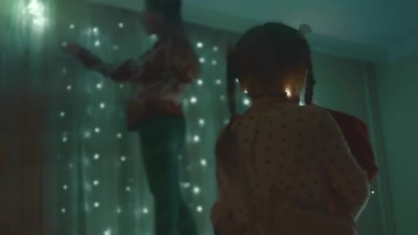 Famiglia Decorare Loro Casa Vacanze Natale Belle Ragazze Felici Divertirsi — Video Stock