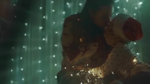 Familie Schmückt Ihr Haus Für Die Weihnachtsfeiertage Schöne Glückliche Mädchen — Stockvideo