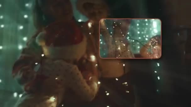 Família Decorando Sua Casa Para Férias Natal Meninas Felizes Bonitas — Vídeo de Stock