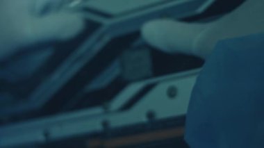 Kadın mühendislerin el ele tutuşmalarının ve GPU Graphic kartlarını yakından analiz etmelerinin makro görüntüsü. Daha iyi bir iş için teknolojiyi geliştiriyorum. 4K video. Yavaş çekimde. Sanatsal çekim.