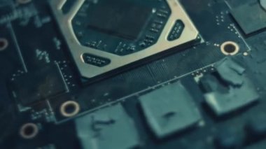 GPU Grafik Kartı. Çipin kirini elle temizleyen teknisyenlerin makro görüntüsü. 4K video. Üst görünüm.