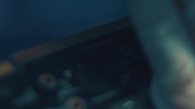 GPU Grafik Kartı. Çipin kirini elle temizleyen teknisyenlerin makro görüntüsü. 4K video. Üst görünüm.