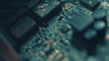 Mühendislerin GPU grafik kartındaki tornavidayla vidaları vidalamalarının makro görüntüsü. Sanatsal çekim. 4K video.