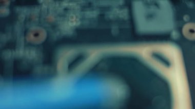 GPU Grafik Kartı. Teknisyenlerin el ile yeni termal macunu çipin üzerine yaymasını gösteren makro görüş. 4K video