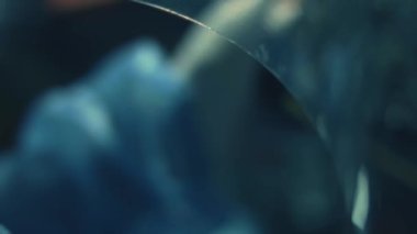 Otomatik Seçme ve Yerleştirme makinesinin Macro Atışı, Bileşenleri çabucak devre panosuna yükler. Elektronik ve Devre Üretim Fabrikası. Döngüsel.