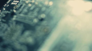 Otomatik Seçme ve Yerleştirme makinesinin Macro Atışı, Bileşenleri çabucak devre panosuna yükler. Elektronik ve Devre Üretim Fabrikası. Döngüsel.